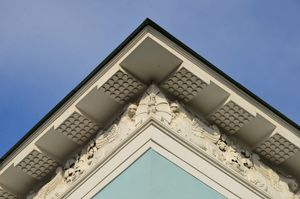 Фасад одного из павильонов на ВДНХ вновь украшают горельефы и барельефы