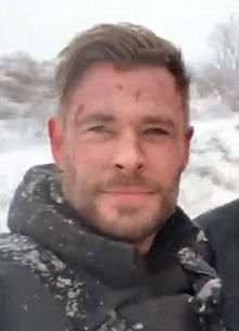 Крис Хемсворт поделился «зимним» видео со съемок «Эвакуации 2»