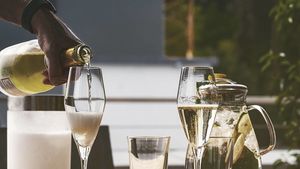 Эксперт рассказал, сколько шампанского выпивают россияне в новогодние праздники
