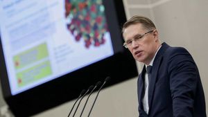 Мурашко заявил, что исследования детской вакцины от COVID-19 стартуют в начале 2022 года