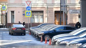 Неизвестный похитил из припаркованной в центре Москвы иномарки сумку за 130 тысяч рублей