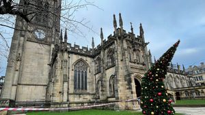 Шторм в Британии превратил рождественскую ель в «Пизанскую башню»