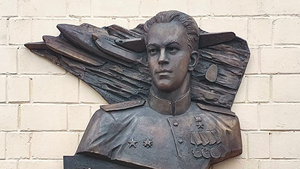 Мемориальная доска летчику Ивану Злыденному появилась на Ленинском проспекте