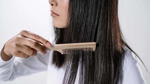 Невролог рассказал о методах прекращения выпадения волос после COVID-19