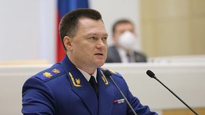 Краснов предложил ограничить замену уголовных сроков за коррупцию на штраф