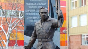 Памятник погибшим в годы ВОВ работникам АЗЛК установили в ЮВАО Москвы