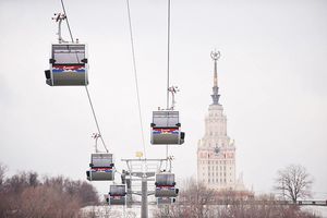 Московскую канатную дорогу украсили к Новому году