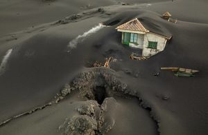 Фото дня: дом, покрытый вулканическим пеплом