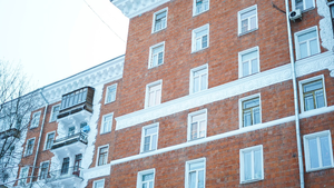 Фасад дома в стиле советского неоклассицизма отремонтировали на улице Бориса Галушкина