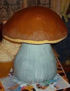 Белый гриб из монтажной пены для дачного участка