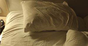Как освежить подушку без стирки: народный метод