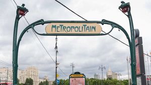 Французский шарм метро: современный символ подземки убрали на время ремонтных работ