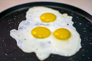 Стоит ли жарить яйца на сливочном масле
