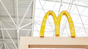 Уволенному за роман с коллегой экс-главе McDonald’s пришлось вернуть $105 млн