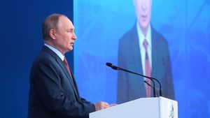Путин поручил доработать закон о сертификатах вакцинации в общественных местах