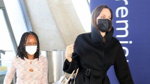 Стильно одетую Анджелину Джоли засняли в аэропорту с  ее дочкой