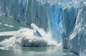 Что случается, когда ледник падает в воду, и почему последствия настолько ошеломляющие