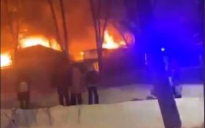 Появилось видео крупного пожара в частном доме на юго-востоке Москвы