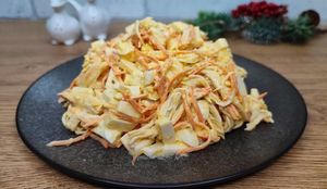 Ароматный крабовый салат "романтик": очень простой и бюджетный рецепт вкусного салата, подходит и на праздничный стол