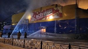 МЧС ликвидировало пожар в гипермаркете «Лента» в Томске