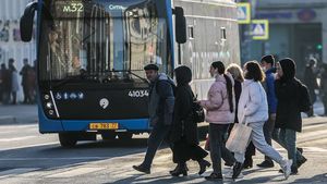 По маршруту задерживающихся трамваев № 6 в столице запустили автобусы
