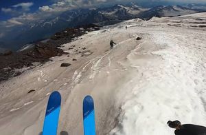 Видео: Фантастический спуск с Эльбруса на лыжах — что нужно помимо смелости