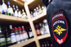 Бутылку элитного алкоголя вынес неизвестный из магазина в центре Москвы