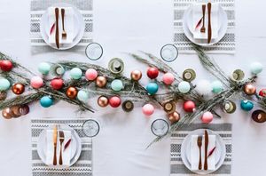 Как украсить новогодний стол: 11 вариантов центральной праздничной композиции
