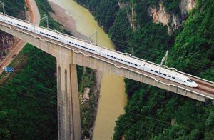 Как китайцы построили железную дорогу, 85% которой проходит по мостам и тоннелям