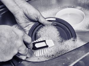 Как отмыть тарелки от старого жира: эффективные способы