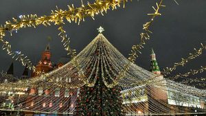 Шатер из 30 тысяч лампочек установили на новогодней елке в центре Москвы