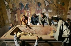 Видео: Что произошло с археологами, которые открыли гробницу Тутанхамона