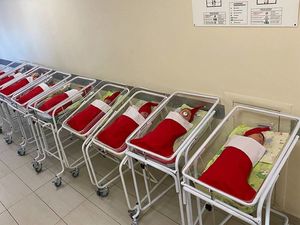 В подмосковном роддоме младенцев нарядили в новогодние костюмы