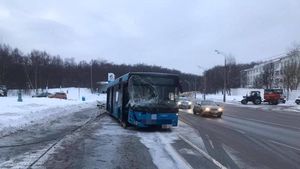 Появились кадры с места ДТП с пассажирским автобусом на Севастопольском проспекте