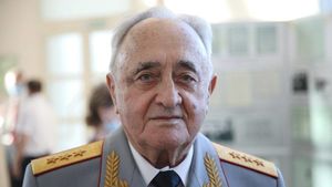 Не прервется связь поколений: генерал-полковник Расим Акчурин отмечает 90-летие