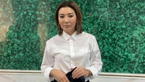 «У меня одни маты»: телеведущую Айгуль Мукей возмутили срубленные живые ели в Алматы (видео)