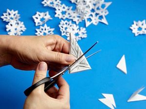 Снежинки из бумаги: создаем зимние талисманы своими руками