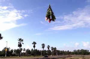 Видео: Летающая рождественская елка — как это возможно