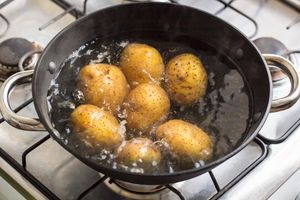 Жених из Беларуси добавляет уксус в воду, когда варит картофель, а однажды заметила, как льет огуречный рассол прямо в кастрюлю