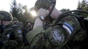 Войска НАТО «в паре метров» от России напоминают русским о Гитлере