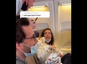 Девушка пронесла в самолет своего «ребенка»