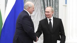 «Под елочку»: Лукашенко подарил Путину колбасы и набор бокалов