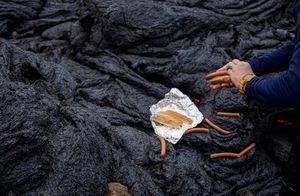 Фото дня: хот-доги на вулкане