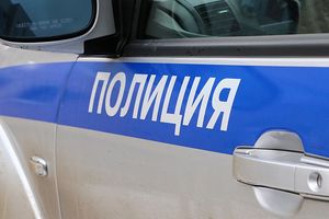 Неизвестный похитил 400 тысяч рублей из припаркованной в центре Москвы иномарки