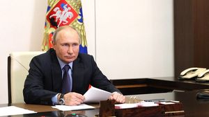 Путин предоставил российское гражданство экс-советнику Рейгана