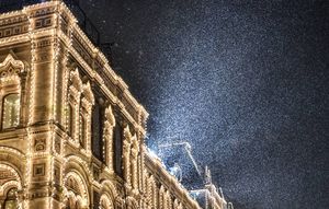 Праздничную подсветку зданий включили в Москве