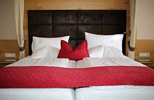Почему обычно в отелях постельное белого цвета: 4 причины