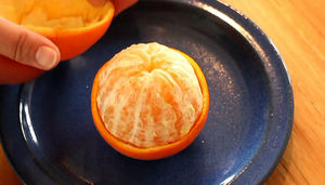 Как можно легко почистить апельсин, не перепачкав руки