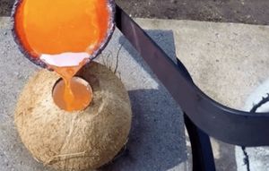 Блогер провел зрелищный эксперимент, заполнив кокосовую скорлупу расплавленной медью