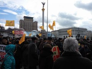 На Крещатике собралась взбешенная толпа обманутых украинцев: Банду – геть!